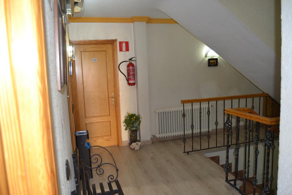 Hostal Don Juan I Alcala de Henares Bagian luar foto