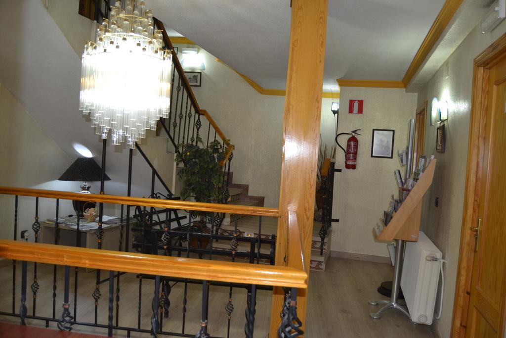 Hostal Don Juan I Alcala de Henares Bagian luar foto