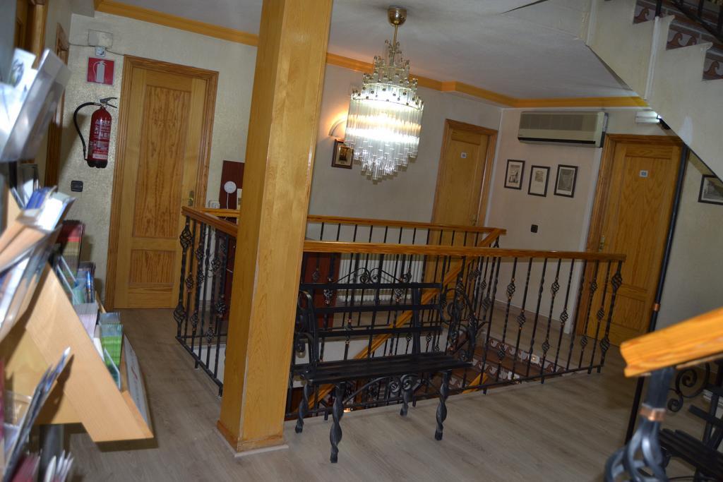 Hostal Don Juan I Alcala de Henares Bagian luar foto