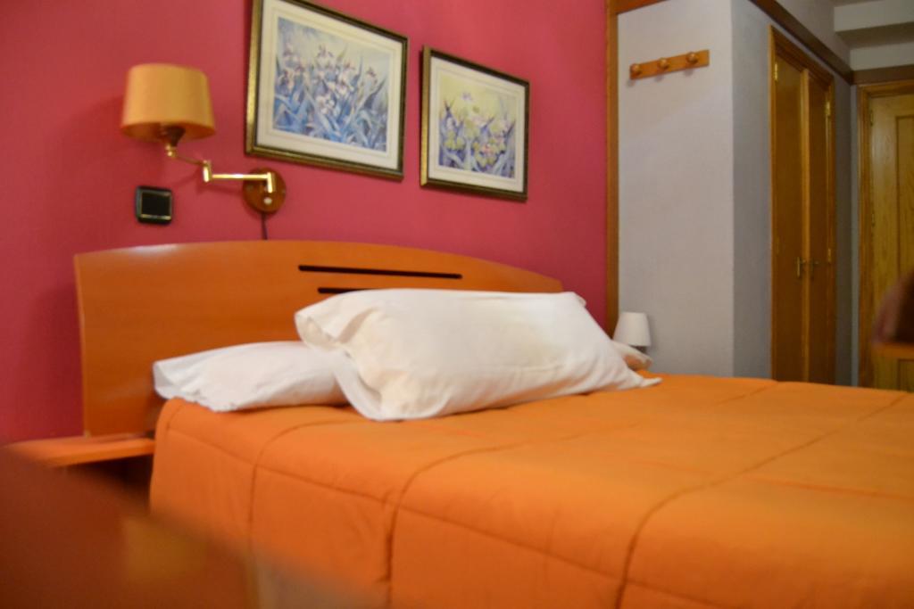 Hostal Don Juan I Alcala de Henares Bagian luar foto