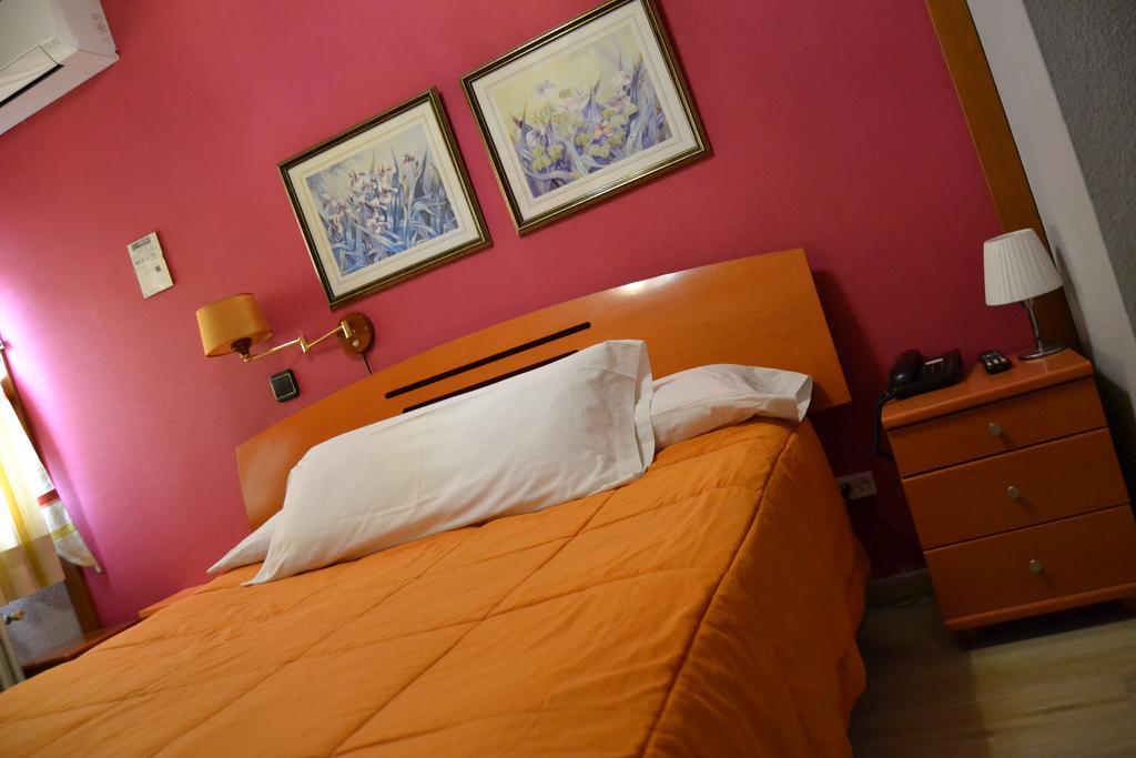 Hostal Don Juan I Alcala de Henares Bagian luar foto