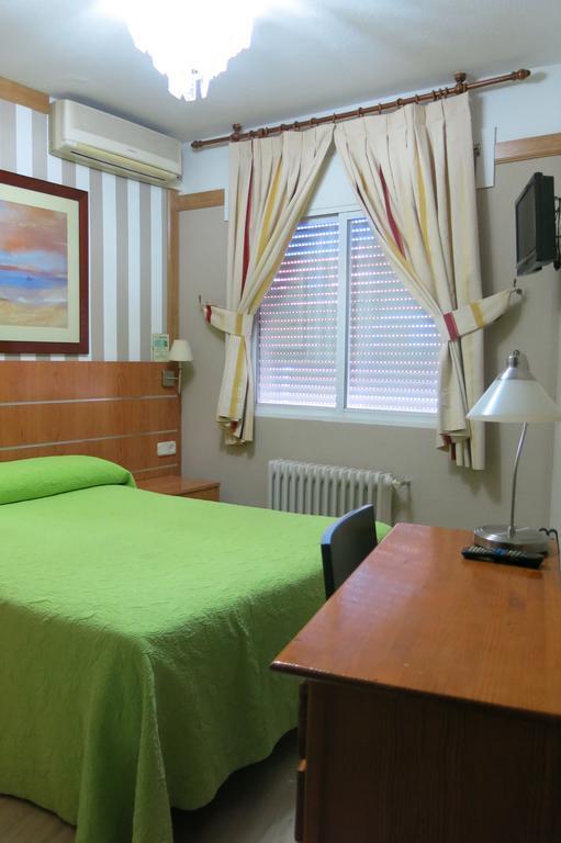 Hostal Don Juan I Alcala de Henares Bagian luar foto