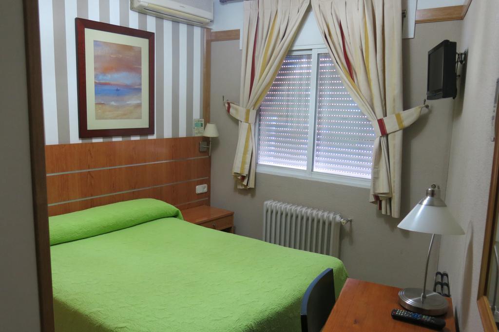 Hostal Don Juan I Alcala de Henares Bagian luar foto